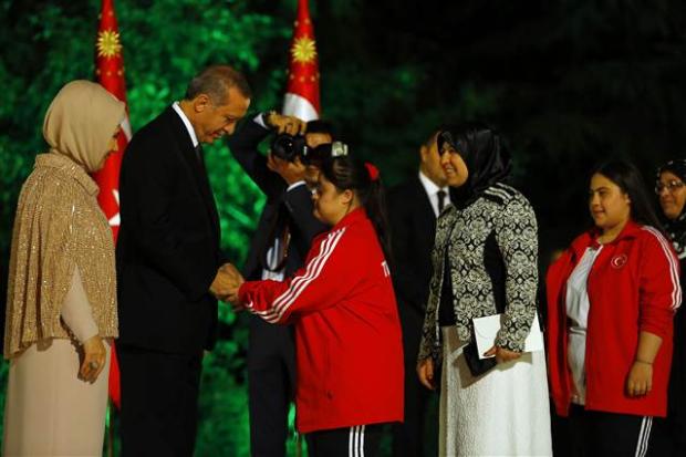 Cumhurbaşkanı Erdoğan tek tek elini sıktı