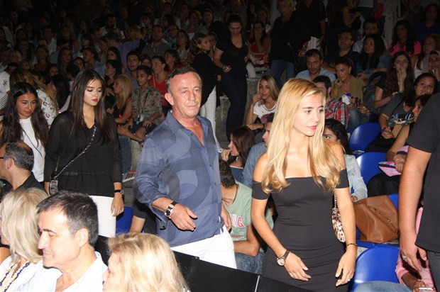 Ağaoğlu'nun yanındaki güzel kim?