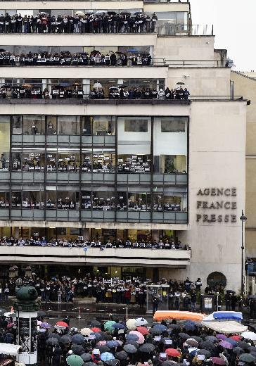 Fransa'daki saygı duruşuna tüm dünyadan katılım