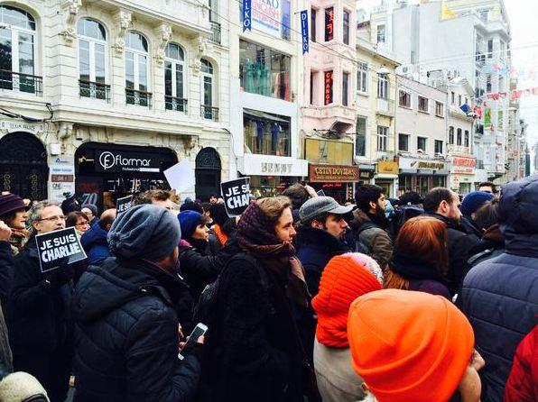 Fransa'daki saygı duruşuna tüm dünyadan katılım