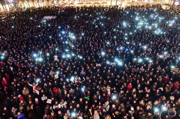 Fransa'daki saygı duruşuna tüm dünyadan katılım