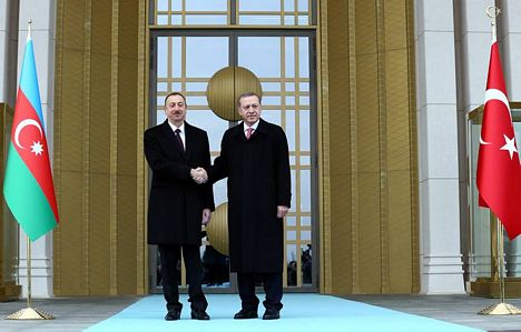 Eski Türk devleti askerleri Aliyev'i karşıladı
