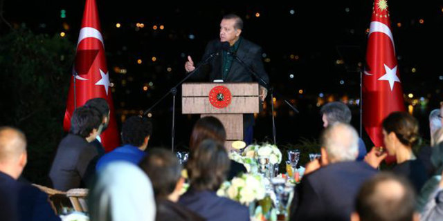 Cumhurbaşkanı Erdoğan ünlülere iftar yemeği verdi