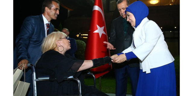 Cumhurbaşkanı Erdoğan ünlülere iftar yemeği verdi