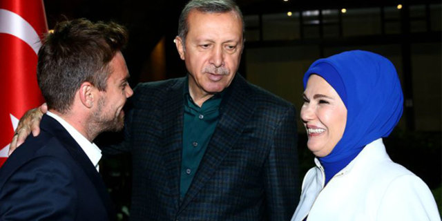 Cumhurbaşkanı Erdoğan ünlülere iftar yemeği verdi