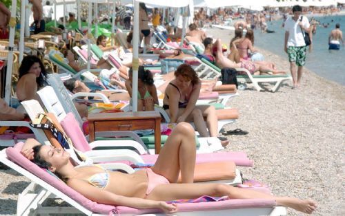 Turistler sahillere koştu
