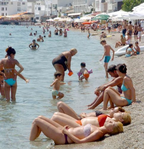 Turistler sahillere koştu