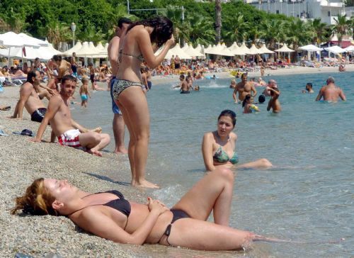 Turistler sahillere koştu