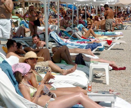 Turistler sahillere koştu