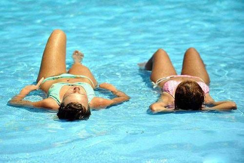 Turistler sahillere koştu