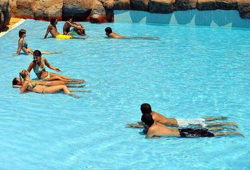 Turistler sahillere koştu