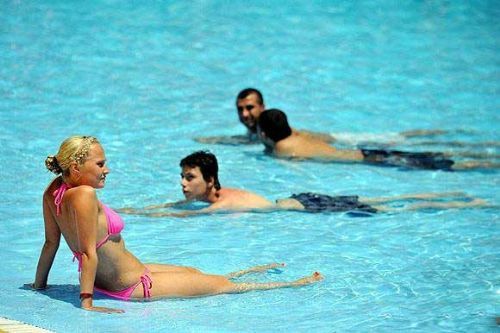 Turistler sahillere koştu