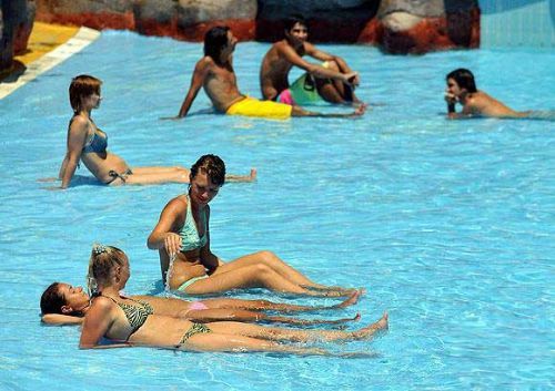 Turistler sahillere koştu