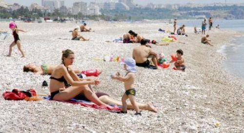 Turistler sahillere koştu
