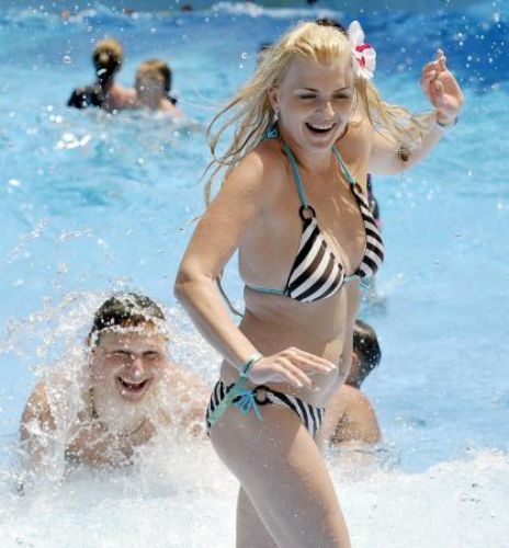 Turistler sahillere koştu
