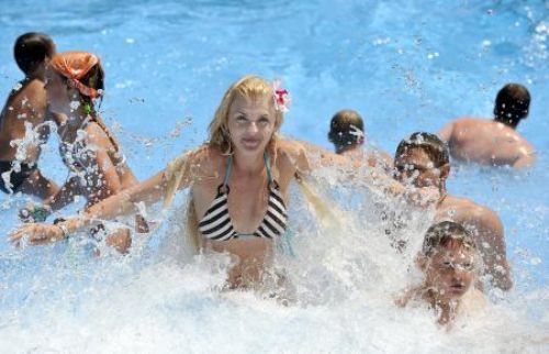 Turistler sahillere koştu