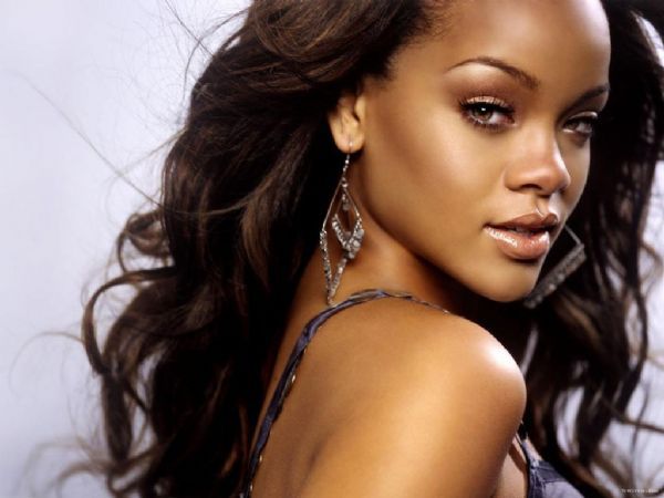 Rihanna'dan çarpıcı pozlar